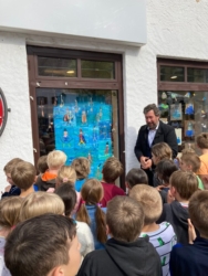 Schüler zeigen Kunstwerke im Antiquariat Kurz