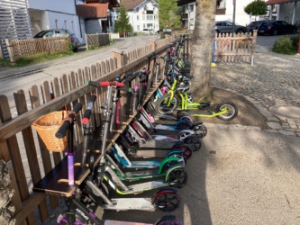 Neuer Rollerständer an der Schule