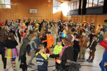 Ein dreifaches „Hocheck!“ – Faschingsgaudi in der Turnhalle